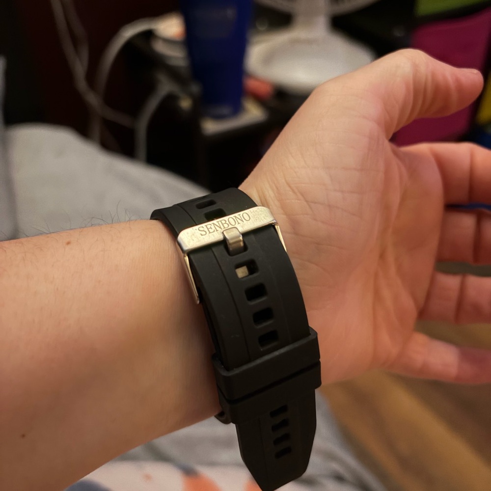 Black Smartwatch with Advanced Features - Picture 4 of 11